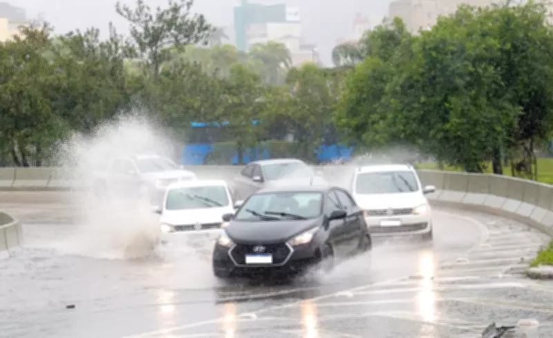 Fim de semana em SC tem alerta laranja com chuva intensa e ventos de 100 km/h