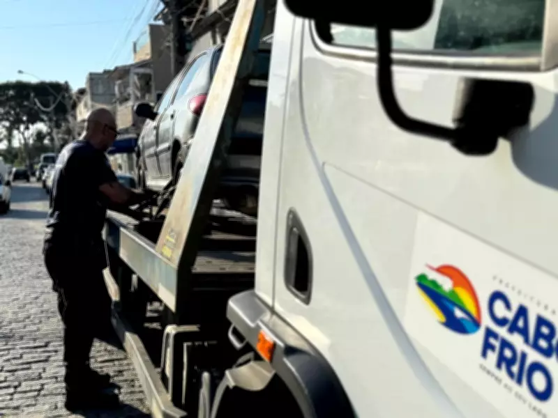 Fiscalização remove três veículos abandonados em Cabo Frio no bairro São Cristóvão