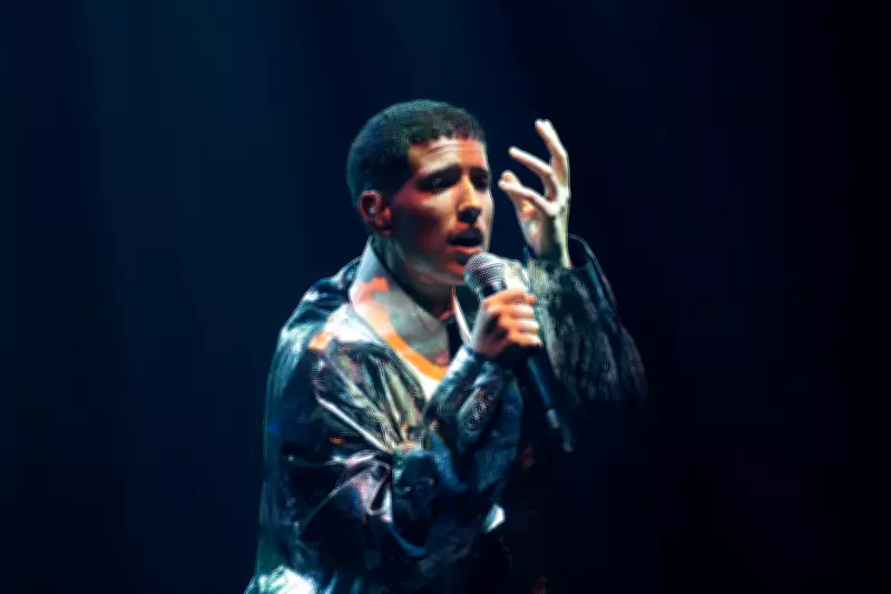 Fitti brilha ao cantar Ney Matogrosso com teatralidade e autoralidade no Queremos! Festival