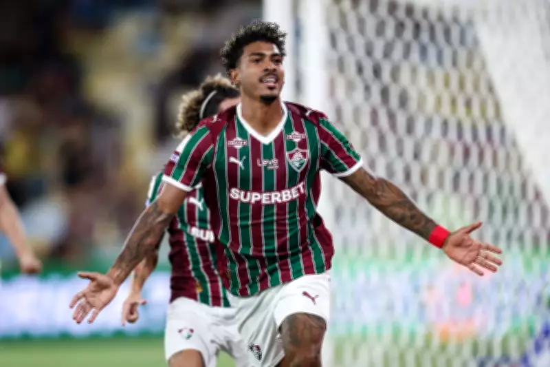 Fluminense vence Chapecoense e segue na cola da liderança do Brasileirão