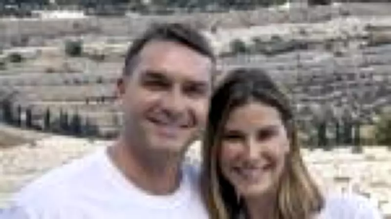 Flávio Bolsonaro apresenta esposa em vídeo: 'Sou moderado porque fui reeducado'