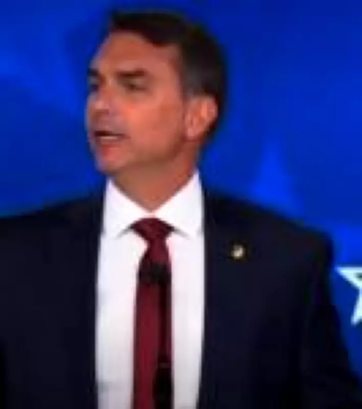 Flávio Bolsonaro enfrenta vaias e apoio em visita à Câmara durante lançamento de candidatura