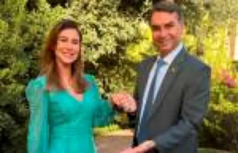 Flávio Bolsonaro usa imagem da esposa Fernanda para atrair eleitores moderados na campanha