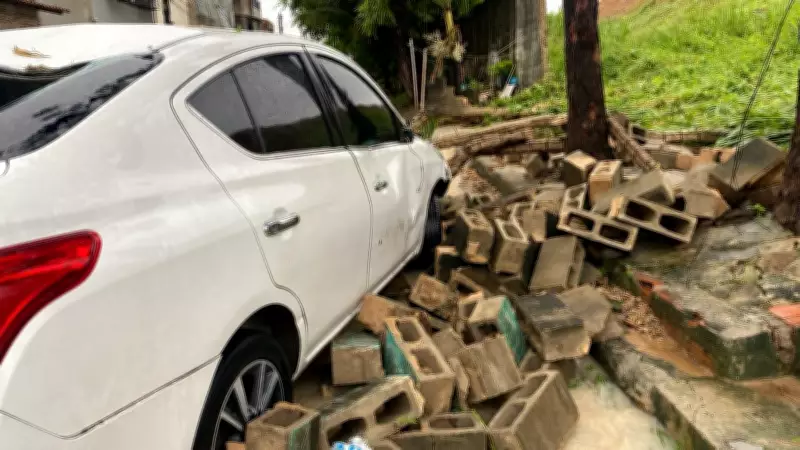 Fortaleza: Chuva intensa derruba muro sobre carro e alaga casas na Vila Gomes