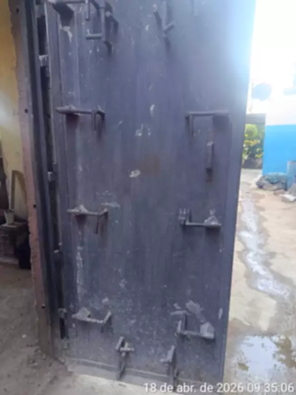 Fortaleza do tráfico com porta de aço e 12 travas é demolida em Governador Valadares
