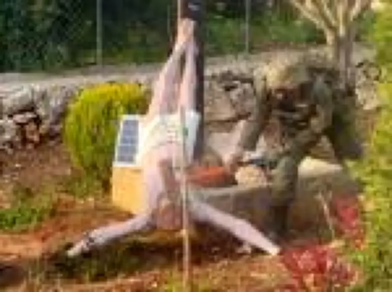 Foto de soldado israelense marretando estátua de Jesus no Líbano gera indignação mundial