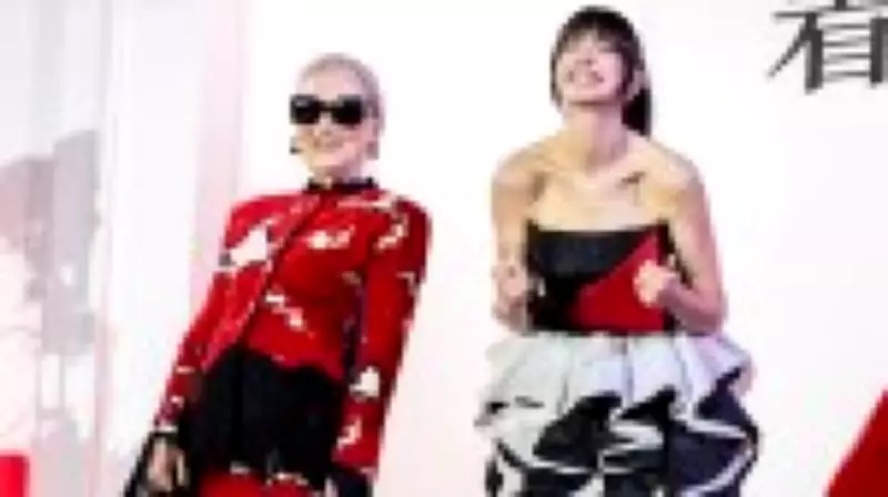 Franja de Anne Hathaway rouba cena em première de 'O Diabo Veste Prada 2'