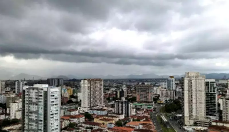 Frente fria traz chuva e ventos fortes à Baixada Santista entre quarta e sexta-feira