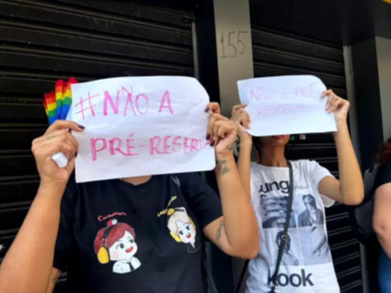 Fãs do BTS protestam em SP contra pré-reserva obrigatória para compra de ingressos