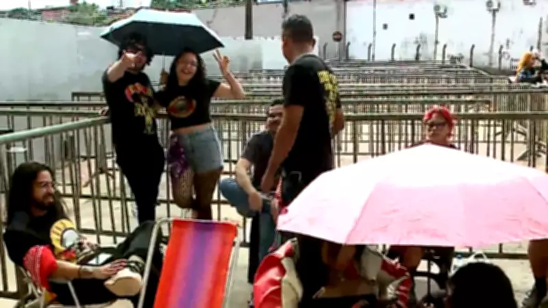 Fãs do Guns N' Roses acampam sob chuva em São Luís para show histórico no Castelão