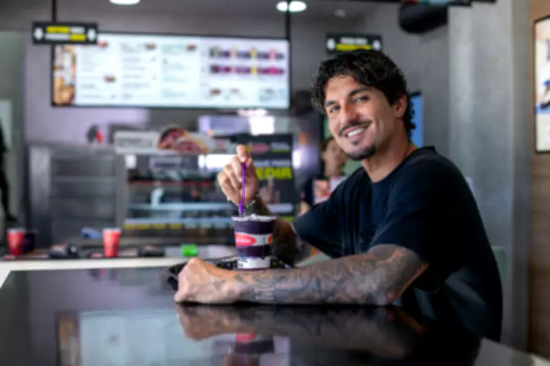 Gabriel Medina inaugura loja conceito da Mini Kalzone em Santa Catarina com amigo surfista