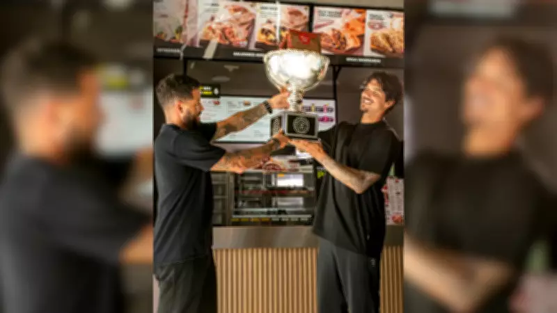 Gabriel Medina retorna ao circuito mundial com Mineirinho como técnico e reforça parceria com Mini Kalzone
