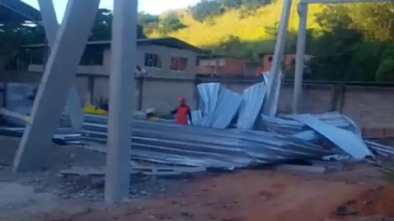 Galpão desaba em Cachoeiro de Itapemirim e quatro trabalhadores ficam feridos