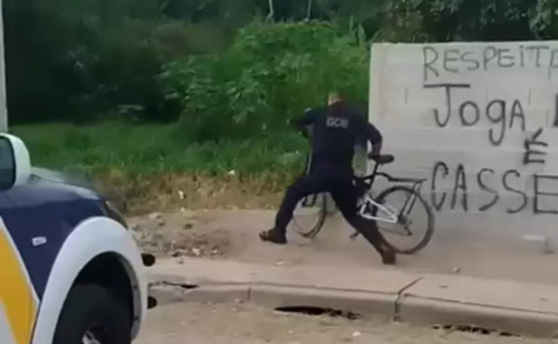 GCM ameaça entregador antes de jogar bicicleta em córrego em Mogi
