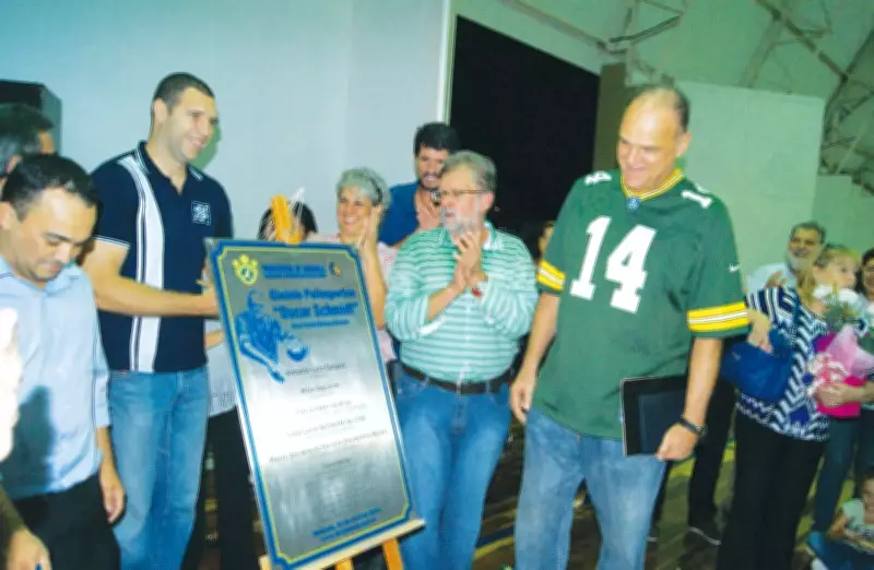 Ginásio em Ilhabela homenageia Oscar Schmidt, ídolo do basquete brasileiro