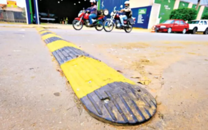 Goiânia inicia instalação de 250 redutores de velocidade de borracha para segurança viária