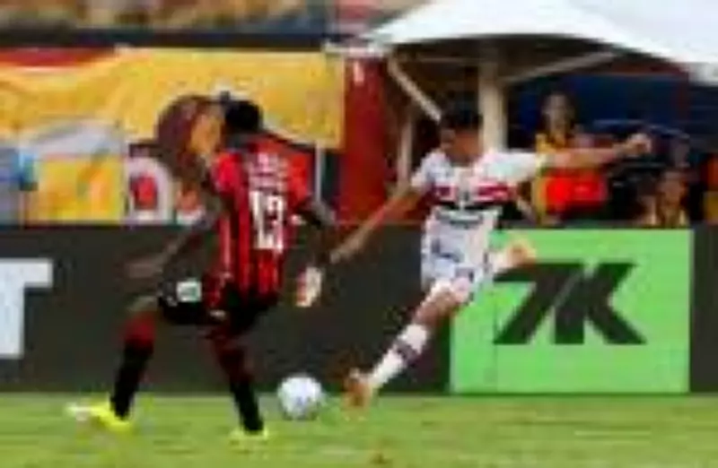Gol perdido por Caully do São Paulo contra o Vitória causa revolta nas redes sociais