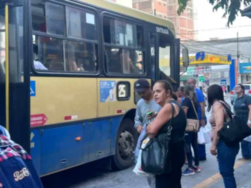 Greve paralisa transporte público em Divinópolis e tarifa sobe para R$ 6,00