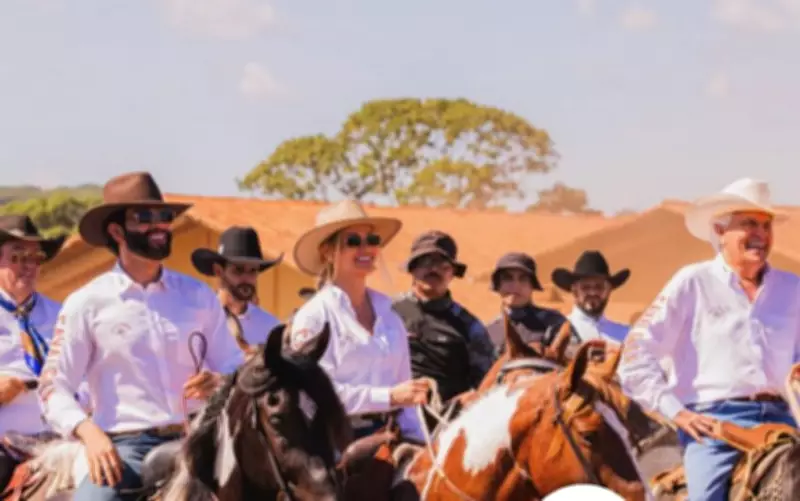 Gusttavo Lima reúne autoridades e celebridades em cavalgada em Goiás