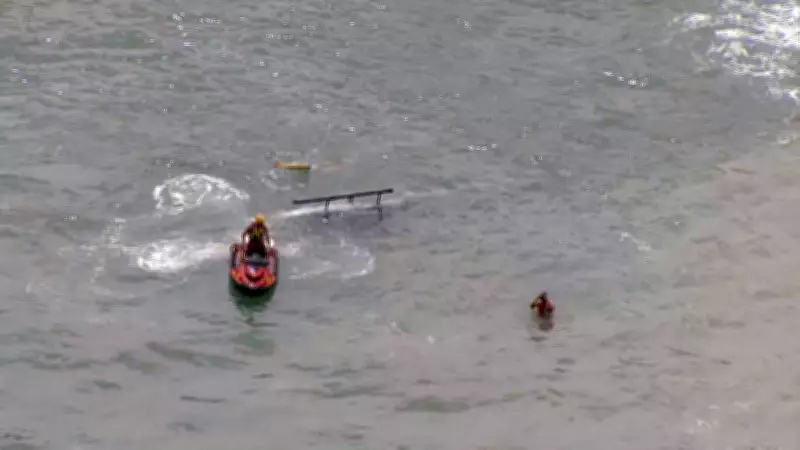 Helicóptero faz pouso forçado no mar da Barra da Tijuca e afunda parcialmente