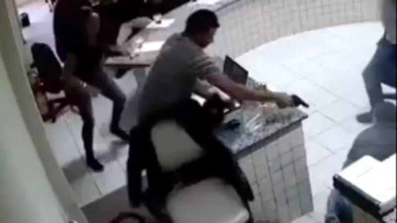Homem é absolvido após atirar em réu durante júri em fórum de Pernambuco
