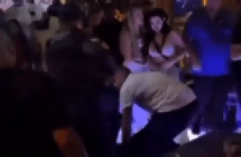 Homem é assassinado a tiros após briga em camarote de bar na Barra da Tijuca, Rio