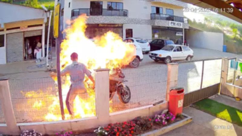 Homem ateia fogo na própria moto durante blitz em Domingos Martins