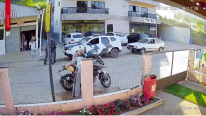 Homem ateia fogo na própria moto em fiscalização e mãe fica gravemente ferida