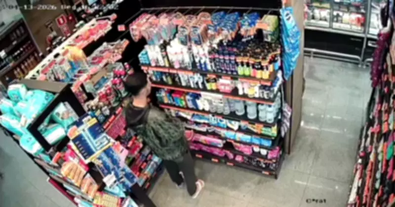 Homem com tornozeleira eletrônica é preso ao furtar mercado no Centro de Petrópolis