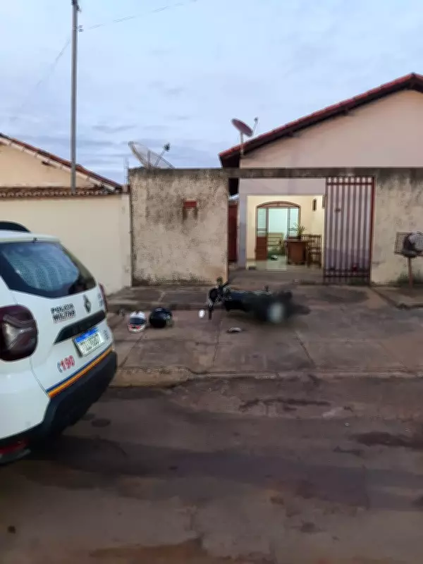 Homem de 25 anos é baleado no portão de casa após perseguição em Arinos