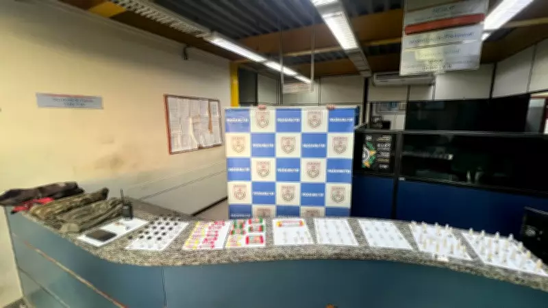 Homem de 39 anos preso e adolescente apreendido por tráfico de drogas em Barra Mansa