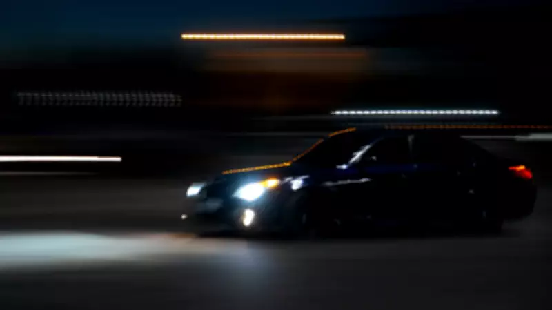 Homem fica gravemente ferido ao ser atropelado durante pedido de casamento em encontro ilegal de carros