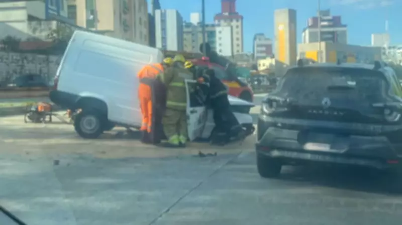 Homem morre após bater furgão em poste na Via Expressa em BH