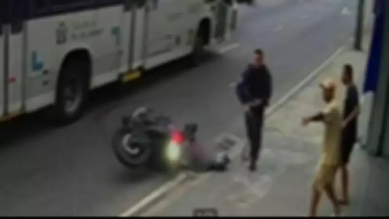 Homem é morto durante abordagem policial após tentativa de fuga em moto no Rio