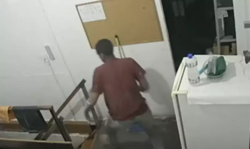 Homem passa um dia escondido em forro de shopping para furtar joalheria