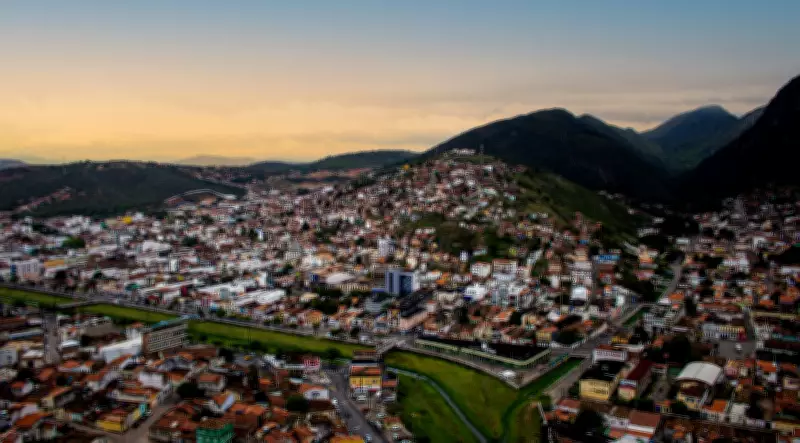 Homem é preso em flagrante por filmar sob saias de mulheres em loja na Bahia