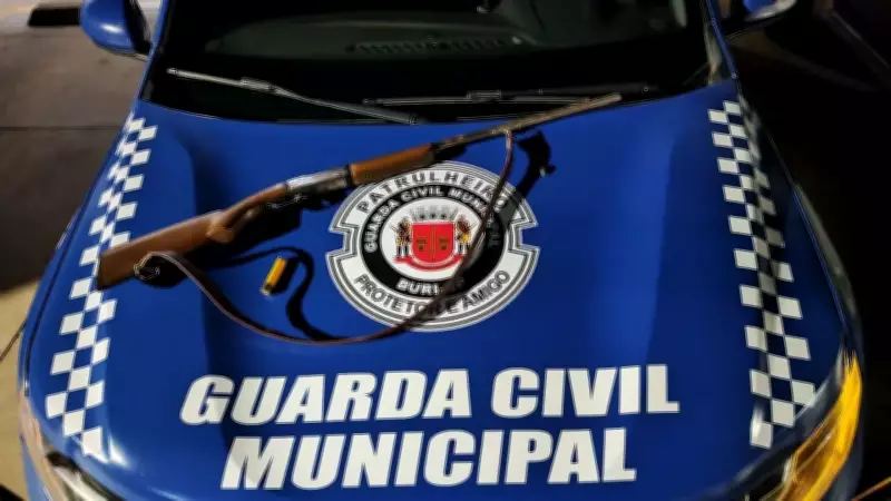 Homem é preso por posse ilegal de arma após confusão em Buri, SP