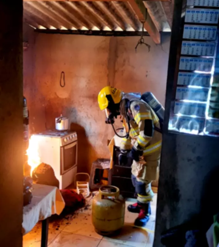 Homem provoca explosão ao testar vazamento de gás com isqueiro em Bonito de Minas