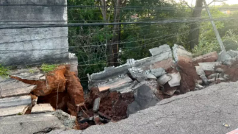 Homem sofre descarga elétrica grave após cratera derrubar poste em São José dos Campos