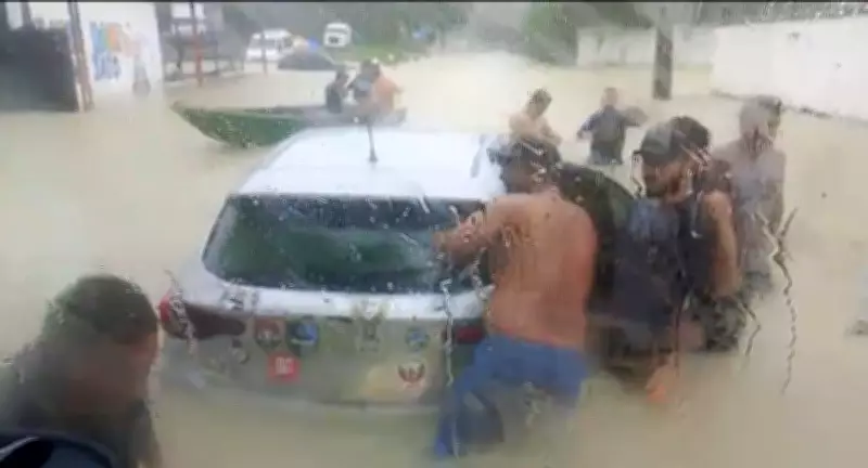 Homens tentam resgatar carro submerso em alagamento histórico em Manaus; vídeo viraliza