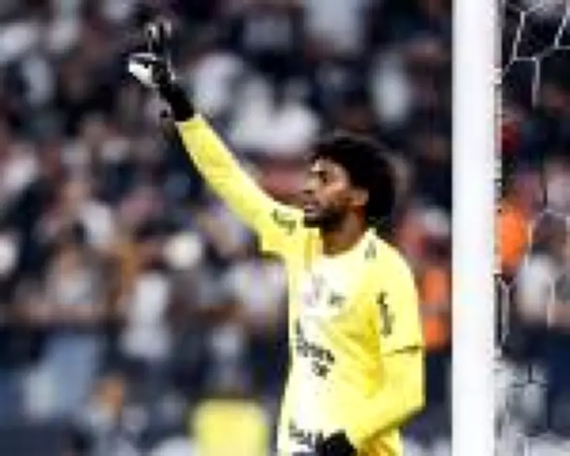 Hugo Souza é aclamado herói do Corinthians após empate heroico com Palmeiras
