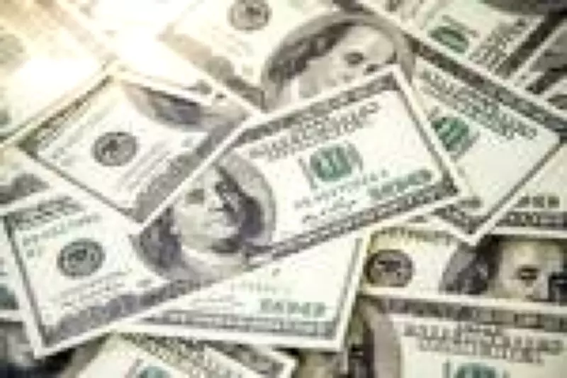 Ibovespa atinge novo recorde histórico e dólar cai para R$ 5,06, menor patamar em dois anos