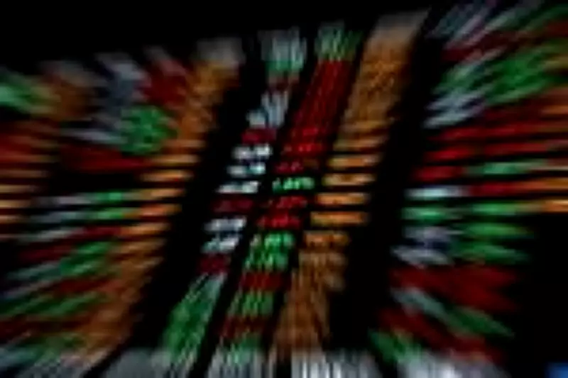 Ibovespa atinge novo recorde histórico pelo terceiro dia seguido enquanto dólar cai para 5 reais