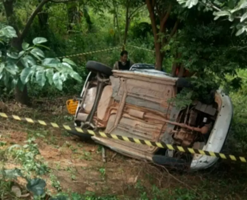 Idosa de 71 anos sofre acidente grave em Mesquita após carro tombar e bater em árvore