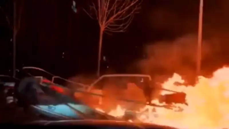 Idoso dirige trator com lancha em chamas na China e cena viraliza nas redes sociais