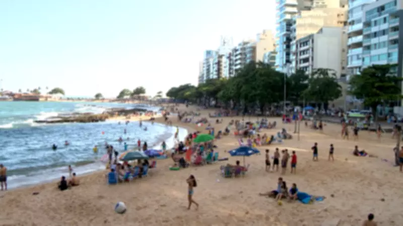 Idoso morre após passar mal durante aula de hidroginástica em praia de Guarapari