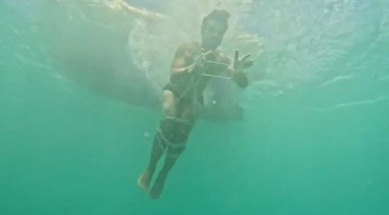 Ilusionista busca recorde mundial após escape subaquático com correntes em Noronha