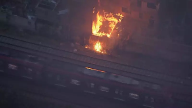 Incêndio atinge imóveis na Favela do Moinho, em São Paulo, próximo às linhas de trem