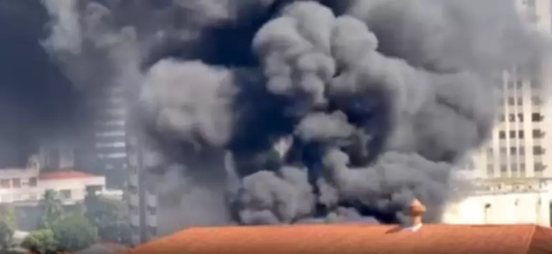 Incêndio atinge ônibus em frente ao Theatro da Paz, em Belém; não há feridos