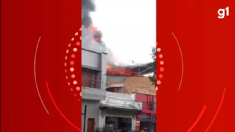Incêndio atinge supermercado em Teófilo Otoni; vídeos mostram chamas se alastrando